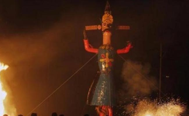 लाईट की चिंगारी से रावण में लगी आग, एक दिन पहले ही जलकर हुआ राख लाईट की चिंगारी से रावण में लगी आग, एक दिन पहले ही जलकर हुआ राख