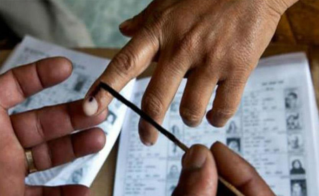 दरभा में मतदाता दस से पंद्रह किलोमीटर की दूरी तय कर मतदान करने दरभा में मतदाता दस से पंद्रह किलोमीटर की दूरी तय कर मतदान करने
