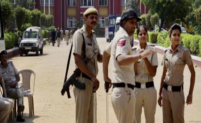 स्कूल जाते समय छात्र की गला रेत कर हत्या का प्रयास,कई हिरासत में स्कूल जाते समय छात्र की गला रेत कर हत्या का प्रयास,कई हिरासत में