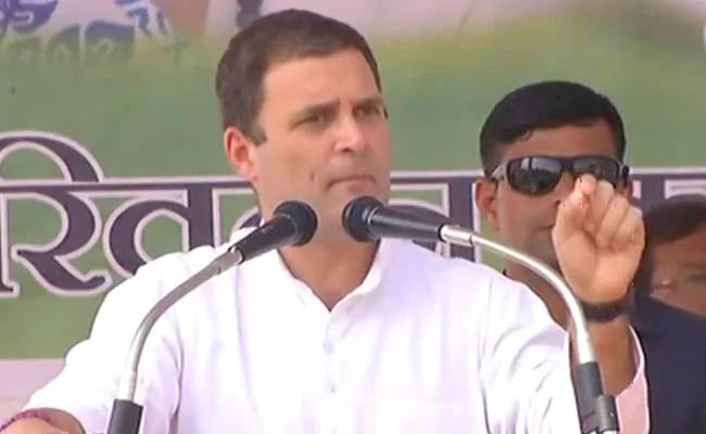 गरीबों से करोड़ों रू. छीनकर मोदी ने उद्योगपतियों के जेब में डाले : राहुल गरीबों से करोड़ों रू. छीनकर मोदी ने उद्योगपतियों के जेब में डाले : राहुल