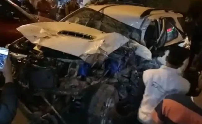दिल्ली : बेकाबू फॉर्चूनर ने कई गाड़ियों को मारी टक्कर, एक की मौत, 8 घायल दिल्ली : बेकाबू फॉर्चूनर ने कई गाड़ियों को मारी टक्कर, एक की मौत, 8 घायल