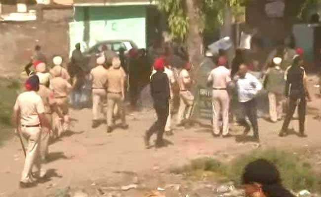 त्रिपुरा: बीजेपी-माकपा समर्थकों के बीच झड़पें - 12 पुलिसकर्मी सहित 54 घायल त्रिपुरा: बीजेपी-माकपा समर्थकों के बीच झड़पें - 12 पुलिसकर्मी सहित 54 घायल