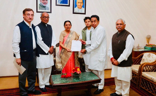 कमलनाथ ने MP में पेश किया सरकार बनाने का दावा, राज्यपाल बोलीं- पहले नेता चुनें कमलनाथ ने MP में पेश किया सरकार बनाने का दावा, राज्यपाल बोलीं- पहले नेता चुनें