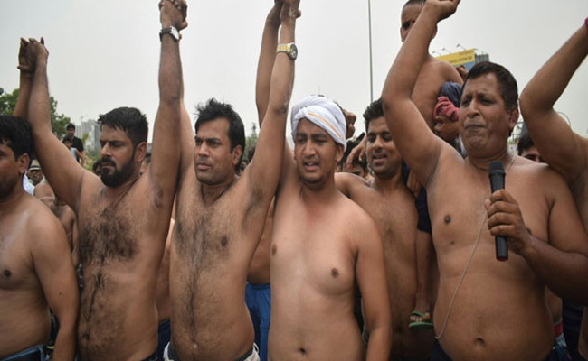 नोएडा में डंपिंग ग्राउंड का विरोध, लोगों ने अर्धनग्न होकर किया प्रदर्शन नोएडा में डंपिंग ग्राउंड का विरोध, लोगों ने अर्धनग्न होकर किया प्रदर्शन