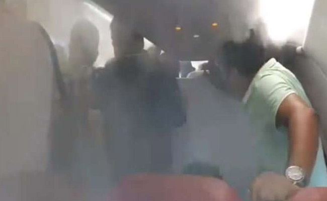 फ्लाइट में देरी से हंगामा यात्रियों का आरोप - हमारा दम घुटने लगा था फ्लाइट में देरी से हंगामा यात्रियों का आरोप - हमारा दम घुटने लगा था