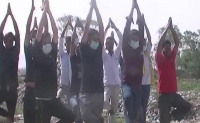 योग दिवस पर डम्पिंग ग्राउंड के विरोध में लोगों ने किए 'कचरा' आसन योग दिवस पर डम्पिंग ग्राउंड के विरोध में लोगों ने किए 'कचरा' आसन