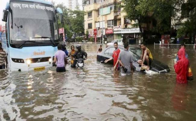 महाराष्ट्र में मूसलाधार बारिश में तीन लोगों की मौत महाराष्ट्र में मूसलाधार बारिश में तीन लोगों की मौत