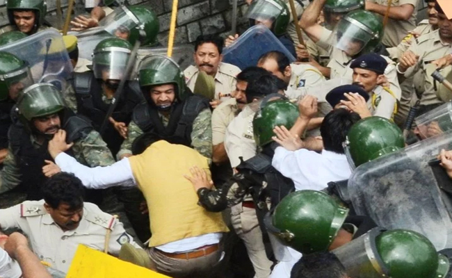 कांग्रेस कार्यकर्ताओं की पिटाई मामले में एएसपी जांच तक हटे कांग्रेस कार्यकर्ताओं की पिटाई मामले में एएसपी जांच तक हटे