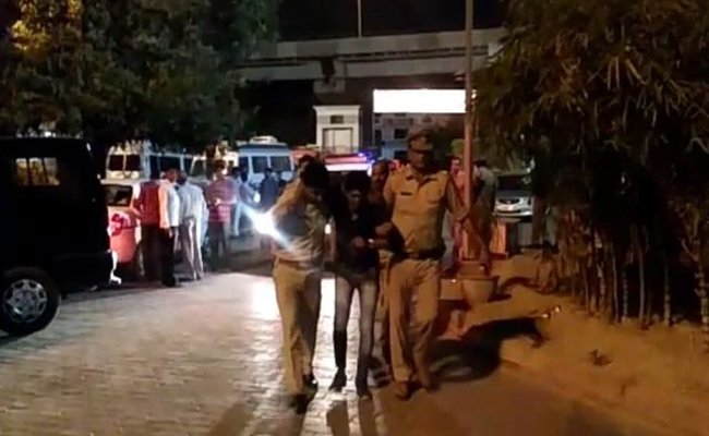 नोएडा : पुलिस ने मुठभेड़ के बाद तीन बदमाशों को किया गिरफ्तार नोएडा : पुलिस ने मुठभेड़ के बाद तीन बदमाशों को किया गिरफ्तार