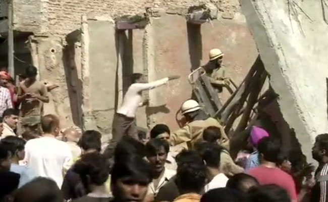 दिल्ली : भारत नगर इलाके में गिरी 4 मंजिला इमारत - लोग 7 घायल दिल्ली : भारत नगर इलाके में गिरी 4 मंजिला इमारत - लोग 7 घायल