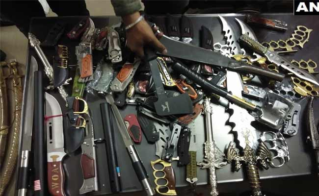 मुंबई : दुकान से हथियारों का जखीरा बरामद, मालिक गिरफ्तार मुंबई : दुकान से हथियारों का जखीरा बरामद, मालिक गिरफ्तार