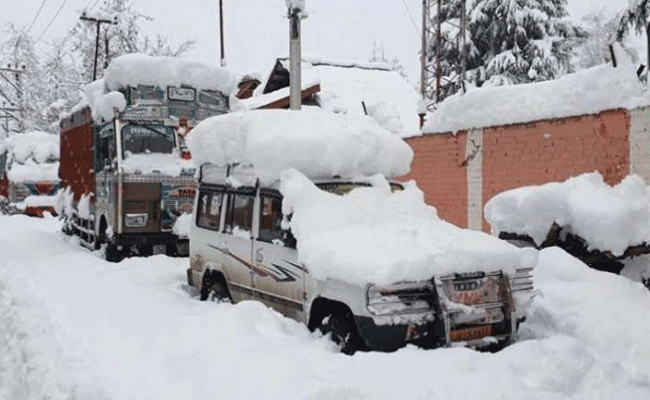 कश्मीर में बर्फबारी से यातायात प्रभावित, लेह हाईवे बंद कश्मीर में बर्फबारी से यातायात प्रभावित, लेह हाईवे बंद