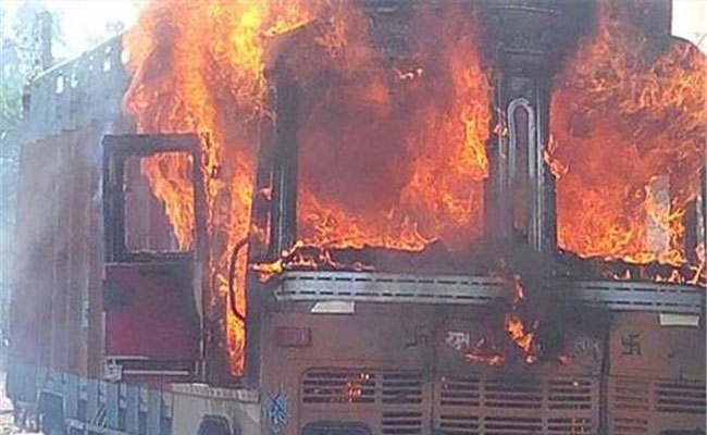 ट्रक में आग लगाने मामले में पचास से अधिक लोगों पर प्रकरण दर्ज ट्रक में आग लगाने मामले में पचास से अधिक लोगों पर प्रकरण दर्ज