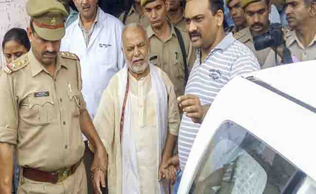 शाहजहांपुर अदालत में चिन्मयानंद से रंगदारी मांगने के मामले में आरोपियों की पेशी शाहजहांपुर अदालत में चिन्मयानंद से रंगदारी मांगने के मामले में आरोपियों की पेशी