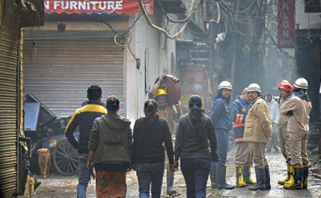दिल्ली की अनाज मंडी में फिर से लगी आग, एक कार्डबोर्ड में... दिल्ली की अनाज मंडी में फिर से लगी आग, एक कार्डबोर्ड में...