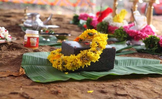 दंडी सन्यासियों ने माघ मेले में दंडी नगर बसाने के लिये किया भूमि पूजन दंडी सन्यासियों ने माघ मेले में दंडी नगर बसाने के लिये किया भूमि पूजन