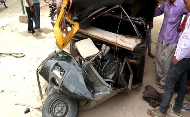 हापुड़ में बस और टेम्पो की टक्कर, छह की मौत हापुड़ में बस और टेम्पो की टक्कर, छह की मौत