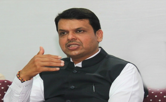 शहीद जवानों के परिजनों को 50 लाख रुपए की मदद : CM फडनवीस शहीद जवानों के परिजनों को 50 लाख रुपए की मदद : CM फडनवीस
