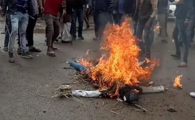 बीकानेर में मुस्लिम समाज ने मसूद अजहर का पुतला जलाया बीकानेर में मुस्लिम समाज ने मसूद अजहर का पुतला जलाया