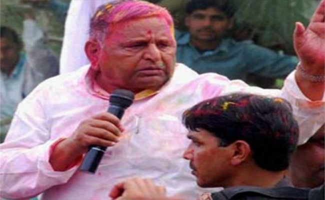 मुलायम की कपड़ा फाड़ होली अब गुजरे जमाने की बात मुलायम की कपड़ा फाड़ होली अब गुजरे जमाने की बात