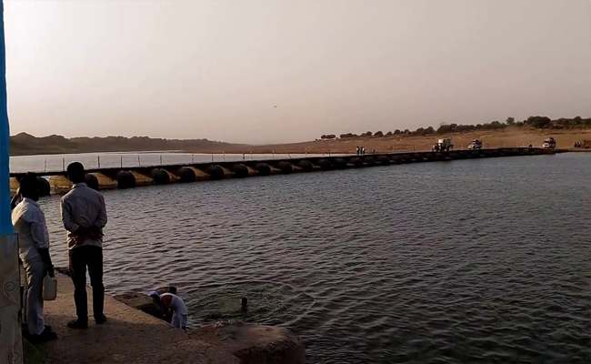 चंबल नदी में कूदा प्रेमी जोड़ा, युवती को बचाया युवक लापता चंबल नदी में कूदा प्रेमी जोड़ा, युवती को बचाया युवक लापता