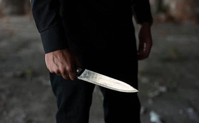 रंग डालने की बात पर मारा चाकू रंग डालने की बात पर मारा चाकू