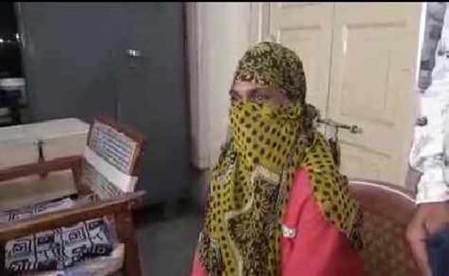 मानव तस्करों के चंगुल से भाग कर आई नाबालिक लड़की मानव तस्करों के चंगुल से भाग कर आई नाबालिक लड़की