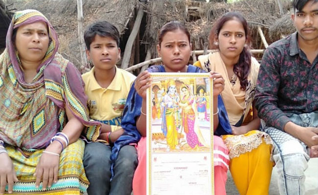 मुस्लिम परिवार ने बेटी की शादी के कार्ड पर छपवाई राम-सीता की फोटो मुस्लिम परिवार ने बेटी की शादी के कार्ड पर छपवाई राम-सीता की फोटो