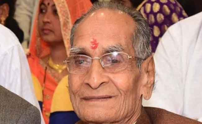 कमलनाथ ने प्रेम सिंह चौहान के निधन पर उनके निवास पर पहुंचकर श्रद्धांजलि अर्पित की कमलनाथ ने प्रेम सिंह चौहान के निधन पर उनके निवास पर पहुंचकर श्रद्धांजलि अर्पित की