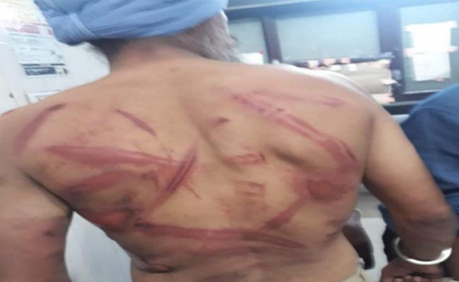 दिल्ली में बाप-बेटे की पिटाई करने वाले 3 पुलिसकर्मी सस्पेंड, केजरीवाल... दिल्ली में बाप-बेटे की पिटाई करने वाले 3 पुलिसकर्मी सस्पेंड, केजरीवाल...