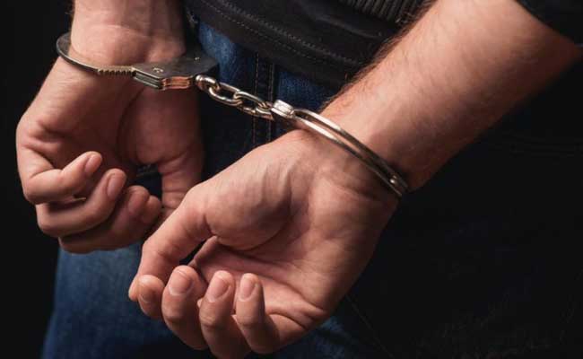 देवरिया में मंत्री का बेटा बन एसपी पर दबाव बनाने वाला गिरफ्तार देवरिया में मंत्री का बेटा बन एसपी पर दबाव बनाने वाला गिरफ्तार