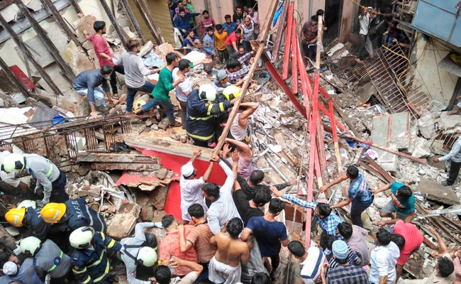 मुंबई के डोंगरी में 4 मंजिला इमारत गिरी - 12 की मौत, मलबे में 40 दबे मुंबई के डोंगरी में 4 मंजिला इमारत गिरी - 12 की मौत, मलबे में 40 दबे
