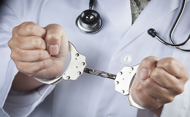 सहारनपुर में नशीली दवा खिलाकर बलात्कार करने वाला डाक्टर गिरफ्तार सहारनपुर में नशीली दवा खिलाकर बलात्कार करने वाला डाक्टर गिरफ्तार