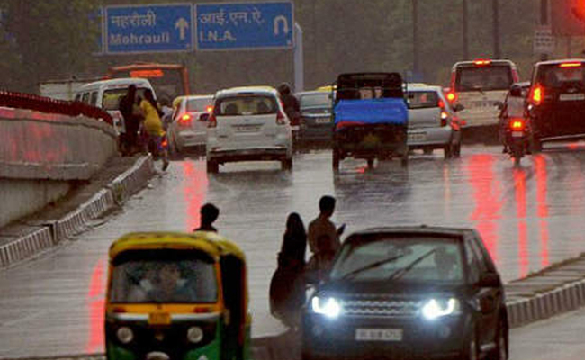 दिल्ली-NCR में बारिश से मौसम हुआ सुहावना - गर्मी से मिली राहत दिल्ली-NCR में बारिश से मौसम हुआ सुहावना - गर्मी से मिली राहत
