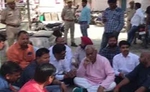 थानाधिकारी को हटाने की मांग को लेकर विधायक धरने पर बैठे