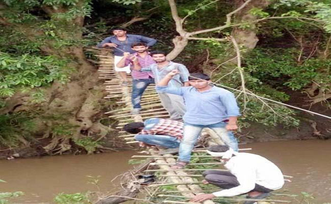 आदिवासियों ने जुगाड़ कर बनाया पुल आदिवासियों ने जुगाड़ कर बनाया पुल