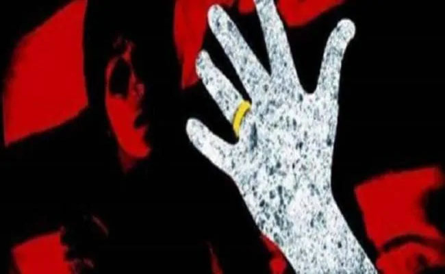 पत्नी की हत्या कर आरोपी फरार, साली को भी किया घायल पत्नी की हत्या कर आरोपी फरार, साली को भी किया घायल