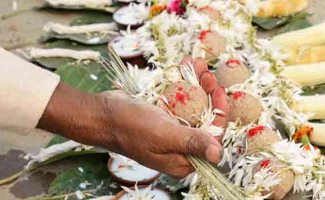 गया से पहले औरंगाबाद में पिंडदान, श्रद्धालुओं का लगा तांता गया से पहले औरंगाबाद में पिंडदान, श्रद्धालुओं का लगा तांता