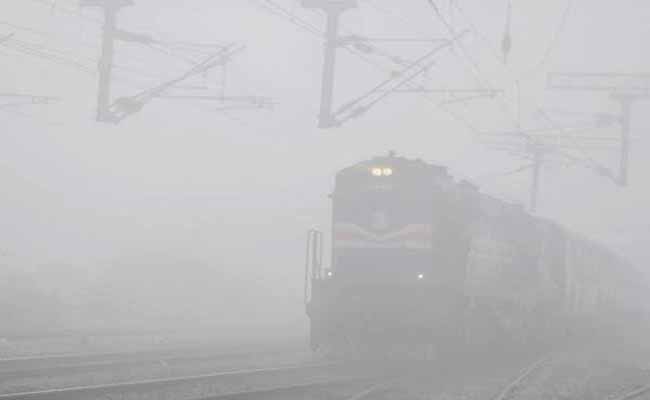दिल्ली आने वालीं 25 ट्रेनों की रफ्तार पर कोहरे ने लगाई ब्रेक, 1 से 6 घंटे तक लेट दिल्ली आने वालीं 25 ट्रेनों की रफ्तार पर कोहरे ने लगाई ब्रेक, 1 से 6 घंटे तक लेट