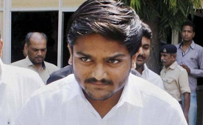 1 सप्ताह पहले गिरफ्तार हार्दिक पटेल 2 और मामलों में जमानत के बाद अंतत: रिहा 1 सप्ताह पहले गिरफ्तार हार्दिक पटेल 2 और मामलों में जमानत के बाद अंतत: रिहा