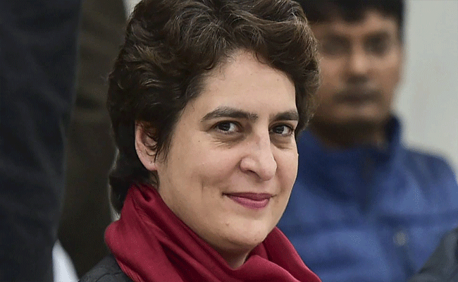 प्रियंका गांधी ने कहा- पूंजीपति के लिये लाल कालीन, किसानो के... प्रियंका गांधी ने कहा- पूंजीपति के लिये लाल कालीन, किसानो के...