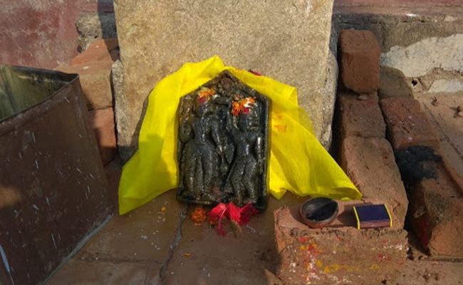 नदी के तट से मिली लक्ष्मी विष्णु की प्रतिमा नदी के तट से मिली लक्ष्मी विष्णु की प्रतिमा