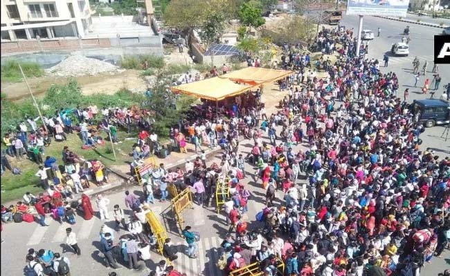 कोश्यारी ने पलायन कर रहे लोगों की जानकारी मांगी कोश्यारी ने पलायन कर रहे लोगों की जानकारी मांगी