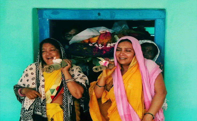 लॉकडाउन में ससुर की अर्थी को कंधा देकर बहू ने निभाया एक बेटे का फर्ज लॉकडाउन में ससुर की अर्थी को कंधा देकर बहू ने निभाया एक बेटे का फर्ज