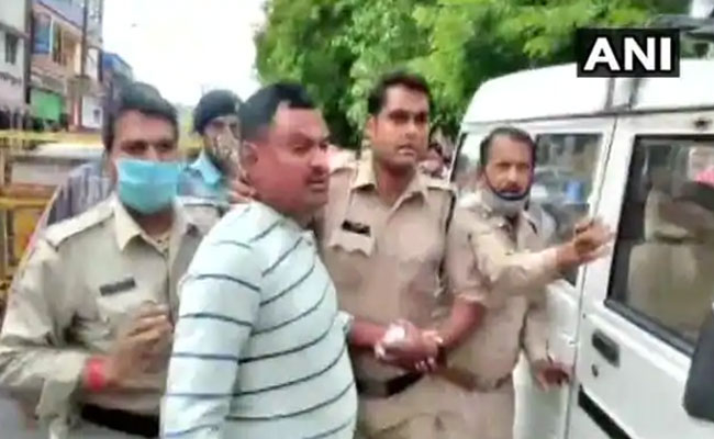 कानपुर कांड का मास्टरमाइंड विकास दुबे उज्जैन के महाकाल मंदिर से गिरफ्तार कानपुर कांड का मास्टरमाइंड विकास दुबे उज्जैन के महाकाल मंदिर से गिरफ्तार