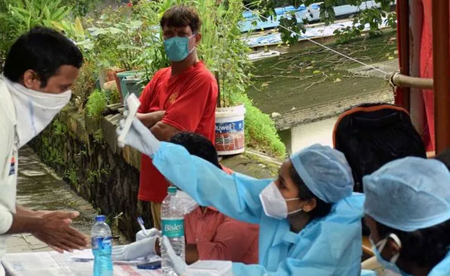 इंदौर में तेजी से फैल रहा कोरोना - पहली बार मिले 446 नए मरीज, 4 की मौत इंदौर में तेजी से फैल रहा कोरोना - पहली बार मिले 446 नए मरीज, 4 की मौत