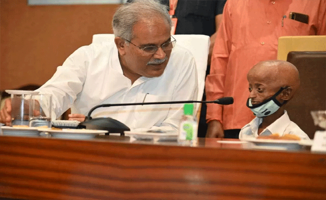 CM भूपेश ने दुर्लभ बीमारी से पीड़ित शैलेन्द्र से की मुलाकात, 1 दिन के लिए बनाया कलेक्टर CM भूपेश ने दुर्लभ बीमारी से पीड़ित शैलेन्द्र से की मुलाकात, 1 दिन के लिए बनाया कलेक्टर