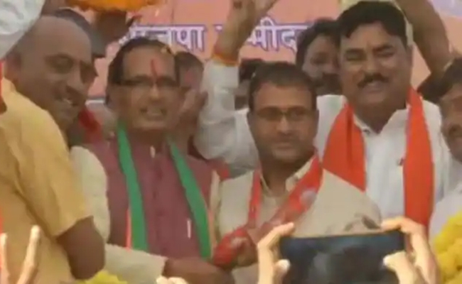 उपचुनावों के दौरान कांग्रेस को करारा झटका, विधायक सचिन बिरला भाजपा में आए उपचुनावों के दौरान कांग्रेस को करारा झटका, विधायक सचिन बिरला भाजपा में आए