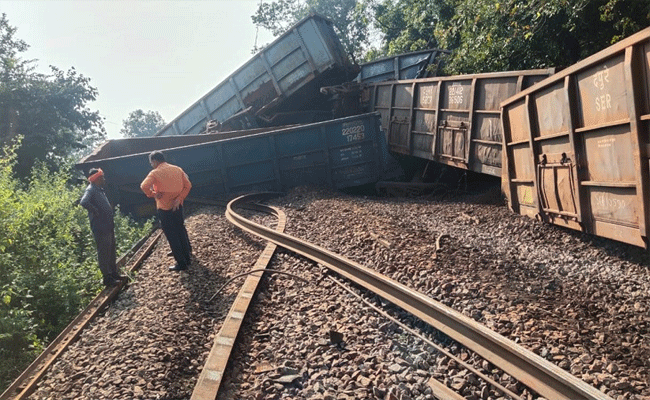 नक्सलियों ने दंतेवाड़ा में उखाड़ा रेलवे ट्रैक, मालगाड़ी डिरेल नक्सलियों ने दंतेवाड़ा में उखाड़ा रेलवे ट्रैक, मालगाड़ी डिरेल