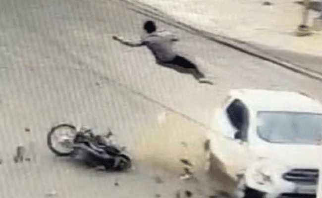 बाइक सवार कार से ऐसे टकराया कि हवा में गेंद की तरह उछल गया, CCTV में हुआ कैद बाइक सवार कार से ऐसे टकराया कि हवा में गेंद की तरह उछल गया, CCTV में हुआ कैद